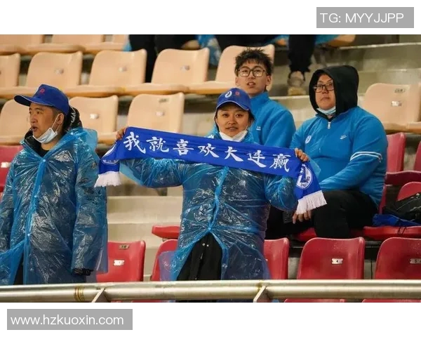 大连一方与河南建业球迷热情互动赛场外的精彩故事与情感交流